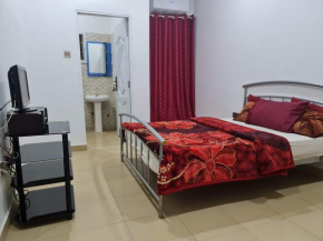 Ensuite Cozy Room in a 2nd Floor Estate Flat, Apo
